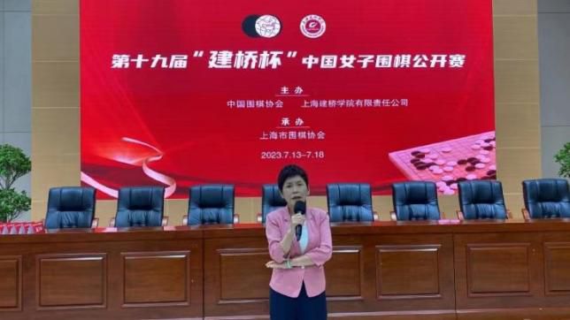 因为孤儿院不收留成年人，所以在他十八岁生日那天，李阿姨用省吃俭用的钱买了一个生日蛋糕、给他庆祝完生日，含泪把他送出了孤儿院。